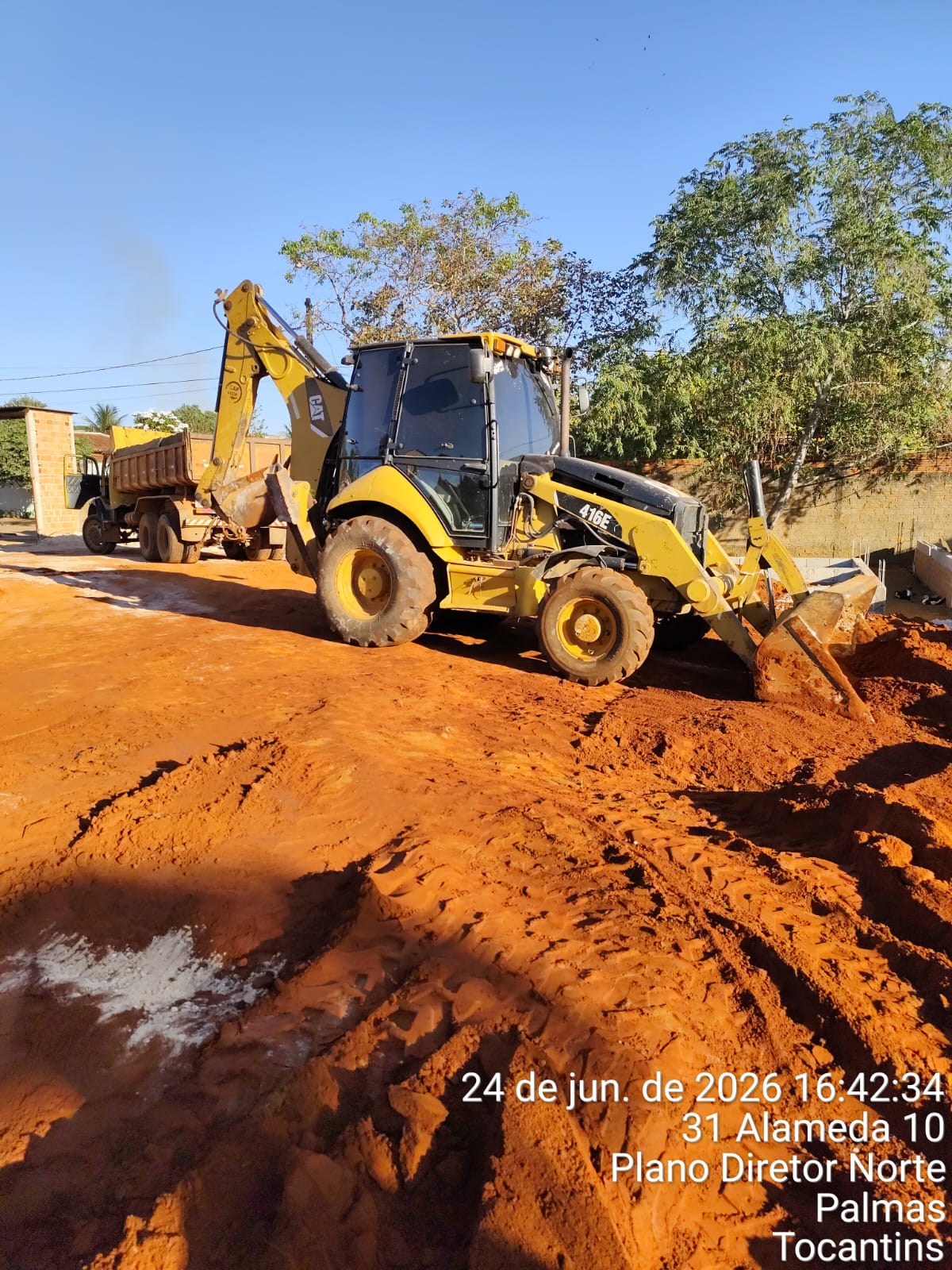 Máquina pesada da Alugmaq em operação